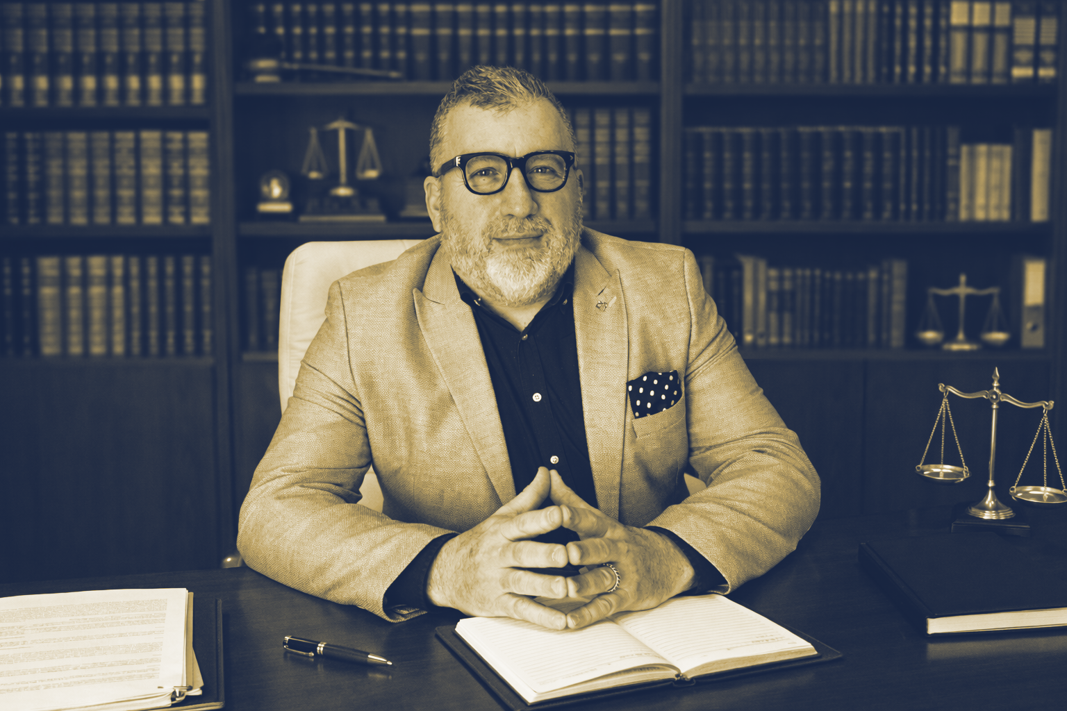 Conf. univ. dr. Gherghe Aurelian la birou, în cabinetul de insolvență